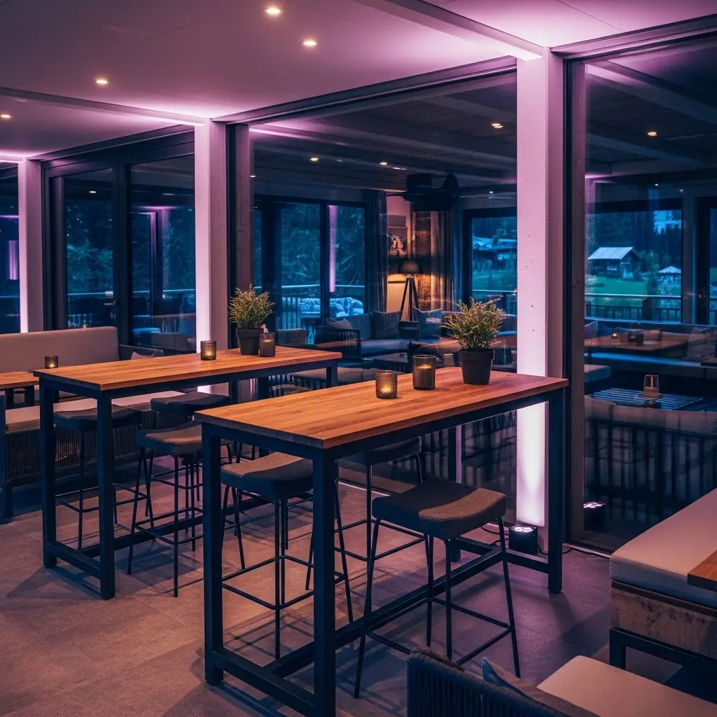 Moderne Clubtische mit Lounge-Möbeln bei einer Firmenfeier