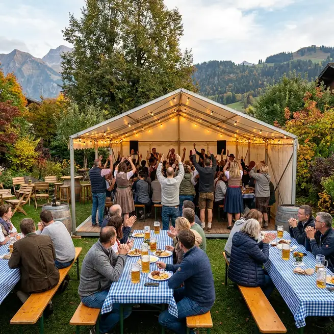 Rustikale Wiesnparty im Garten mit Zelt und Holzbänken