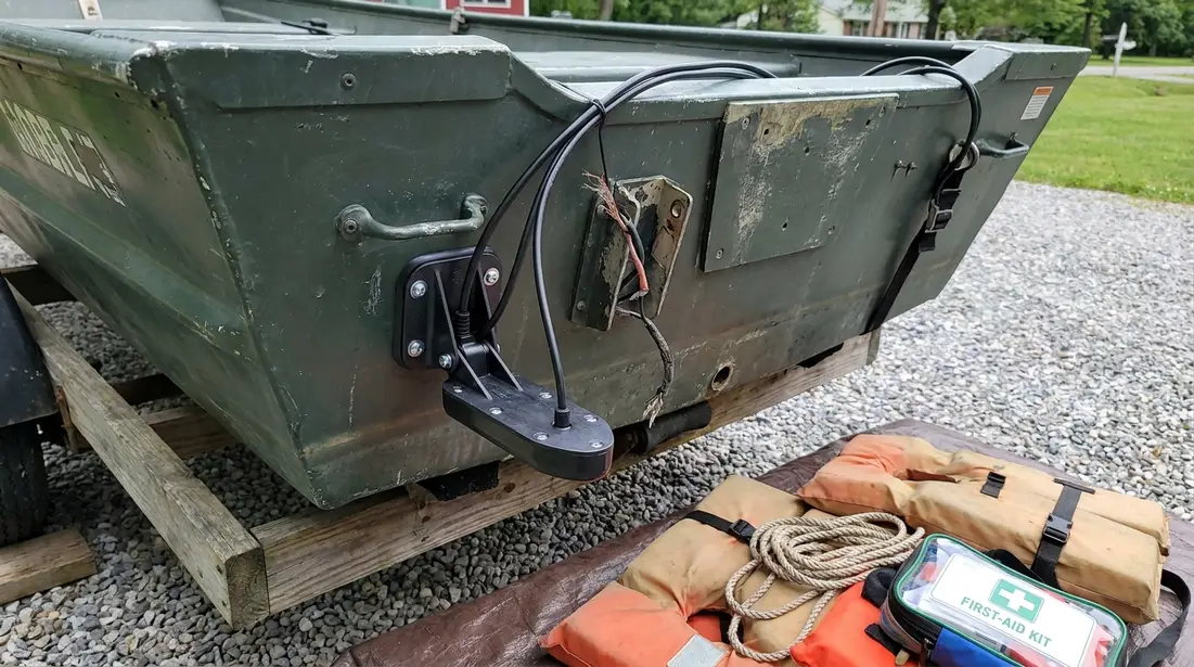 Transom transducer cable routing on boat stern